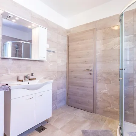 Irina - A5 First Floor - Mpolo Apartman *